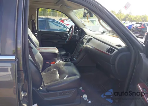 2010 Cadillac Escalade Luxury z USA, uszkodzony, nr VIN 1GYUKBEFXAR106581